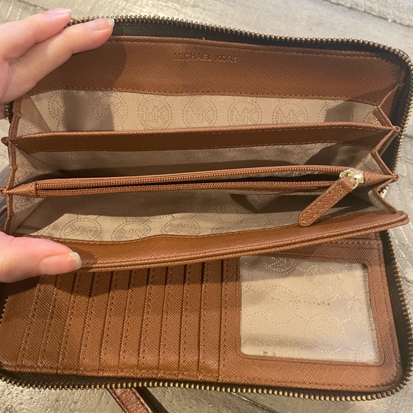 Michael Kors Brown monogram wallet - Picture 10 of 11